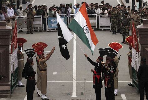 Pakistan hoists biggest flag on border with India to mark independence day | IBTimes UK