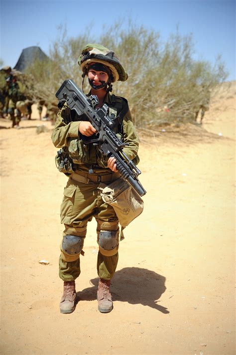 Israeli soldier with Tavor rifle / grenade launcher and "beard camo ...