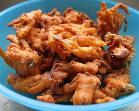 Life is beautiful !!!: Vengaya bajji / Onion bajji / Fritters with onion