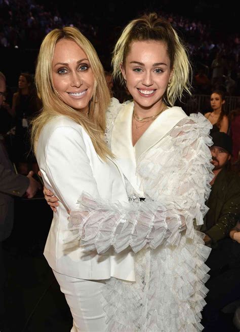 Miley Cyrus Mom And Dad / Tish And Miley Cyrus Celebrity Moms Miley Cyrus Celebrity Families ...