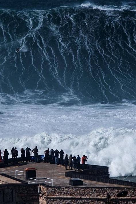 Magnifique mais destructrice... énorme vague lors d une tempète en Bretagne.. | Surfing, Outdoor ...