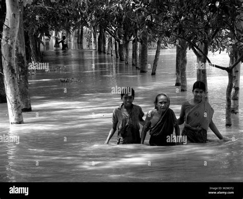 Flash flood bangladesh Black and White Stock Photos & Images - Alamy