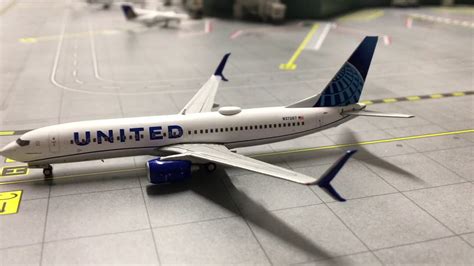 Gemini Jets United 737-800 New Livery 1:400 Scale Silent Unboxing - YouTube