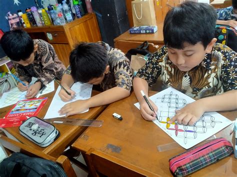 Rayakan Hari Batik Nasional, Murid SD Muh PK Kottabarat Buat Desain Motif Daerah - Mettanews.id