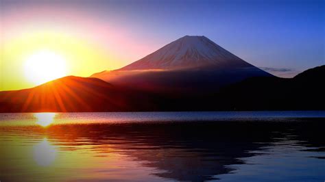 Sunrise and Mount Fuji from Lake Motosu, Japan | Windows Spotlight Images