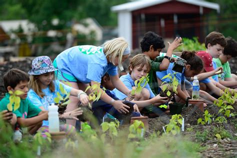 Volunteering With Kids - Mobile Loaves & Fishes