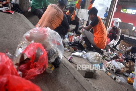 Wujudkan Bebas Sampah Anorganik, Petugas Pengangkut Sampah Jalani Pembinaan | Republika Online