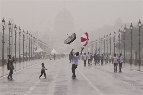 Light rainfall in Delhi lowers temperature, monsoon brings relief