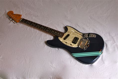 Photo Fender Kurt Cobain Mustang : Fender Kurt Cobain Mustang - Dark Lake Placid Blue w ...