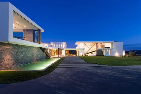 Whipple Russell creates modern white mansion overlooking Beverly Hills - architecture and design