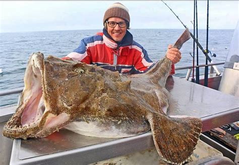 Personas que atraparon “peces gordos” en su día de pesca