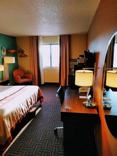 Hotel Review: Super 8 Marion, Illinois - No Home Just Roam