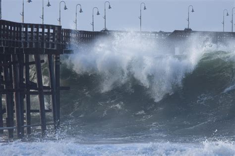 Heavy surf pounds and damages Ventura Pier – Ventura Breeze