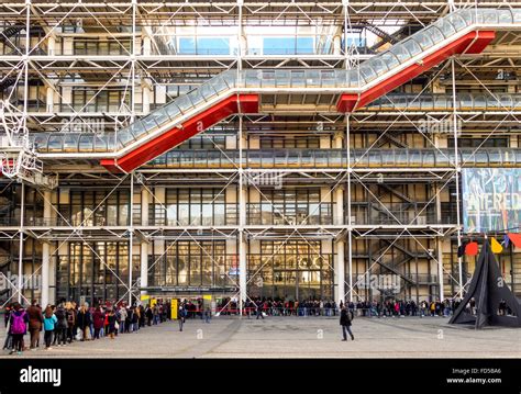 Visitors waiting in line at Centre Georges Pompidou, Beaubourg, museum for modern art. Paris ...