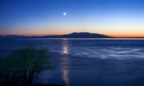 Is This a Photo of Alaska's 'Sleeping Lady' Mountain? | Snopes.com