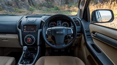 Isuzu D-Max V-Cross First Drive Review | CarTrade