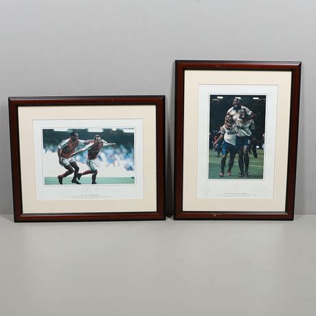 TWO ARSENAL FOOTBALL SIGNED PHOTOGRAPHS. Other - Miscellaneous - Auctionet