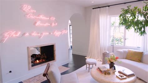 Kendall Jenner House Tour: Gold Tub, “Hannah Montana Room", Art Studio ...