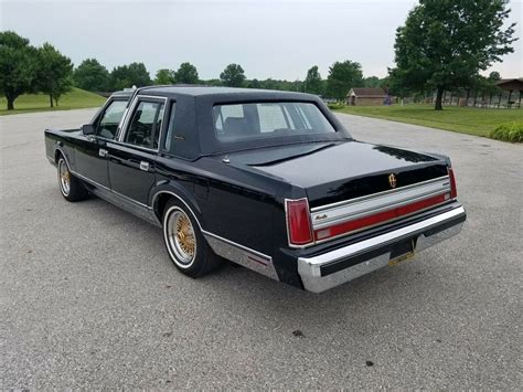 1988 Lincoln Town Car Sedan Black RWD Automatic SIGNATURE - Classic Lincoln Town Car 1988 for sale