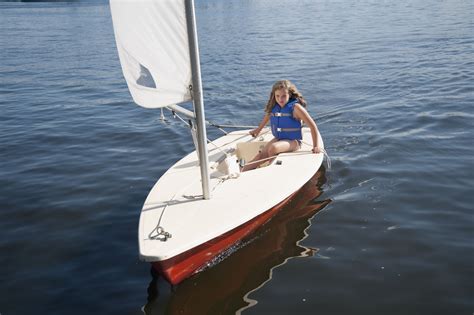 Sail a Small Daysailer With These Basic Techniques | Small sailboats, Boat building, Small boats