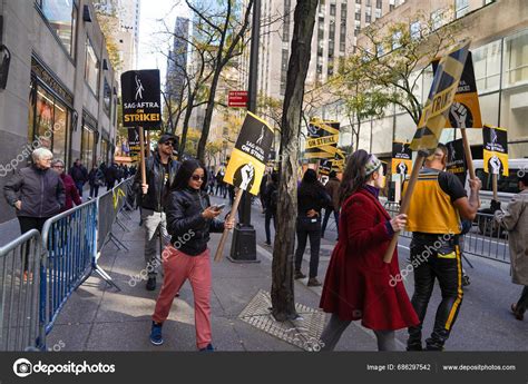 New York November 2023 Sag Aftra Members Walk Picket Line – Stock ...