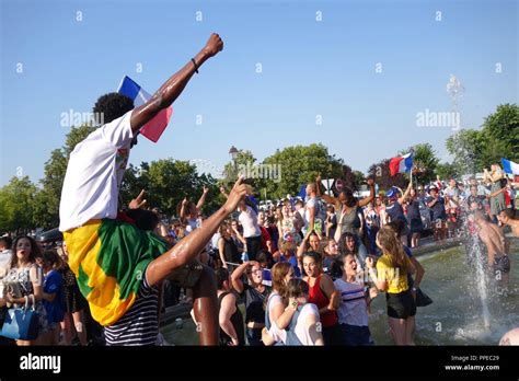 supporters of Les Bleus celebrate the winning of the FIFA world cup ...