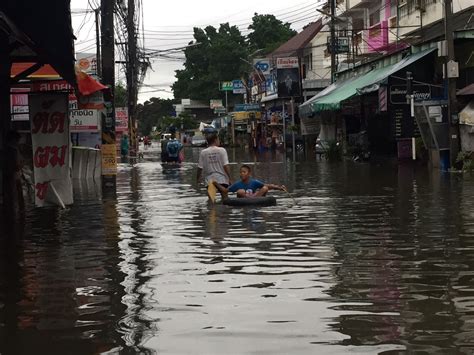 Chiang Mai CityNews - Flood Water Damages Large Areas on of the City