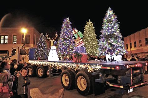 LIGHT UP THE NIGHT: Thousands fill up downtown for annual holiday ...