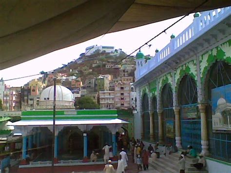 shrine of the Sufi Saint Khwaja Moinuddin Chishti in Ajmer, Rajasthan ...