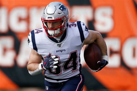 Patriots RB Rex Burkhead agrees to reworked contract, providing team ...