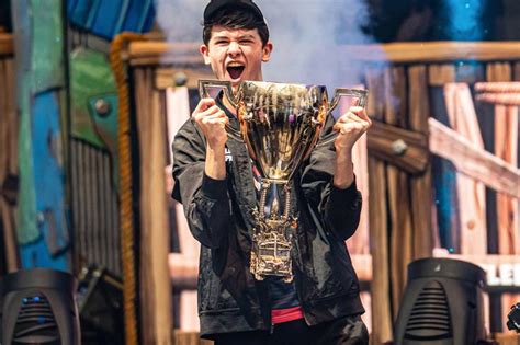 Fortnite World Cup : L'américain Bugha remporte la coupe et 3M ...