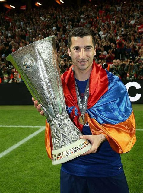 Henrikh Mkhitaryan with Armenian flag and Europa League trophy : r/armenia