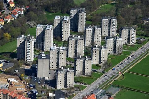 Luftaufnahme Kopenhagen - Plattenbau- Hochhaus- Wohnsiedlung im ...