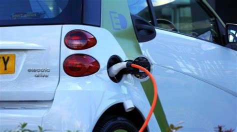 Learn What to Expect from Your Electric Car's Battery Life | Universal ...