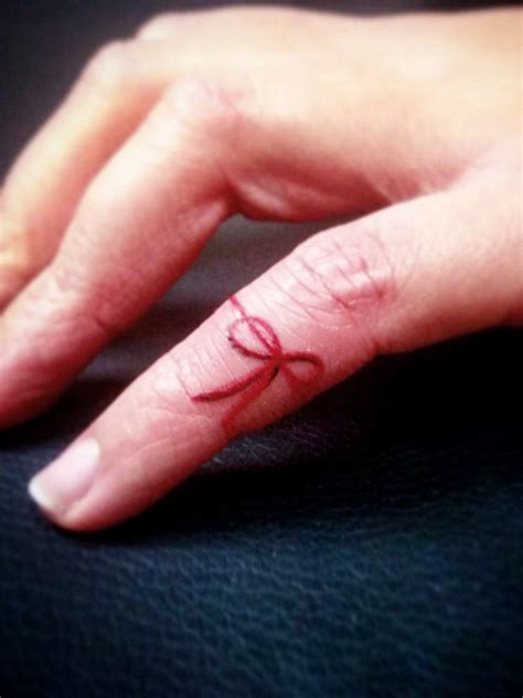 Kennst du schon das Red String Tattoo? Wir verraten dir, was es ...