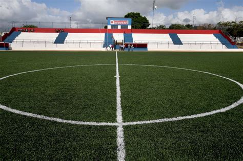 Estádio é entregue com novo gramado em Serrolândia