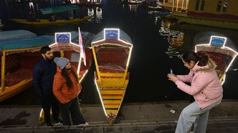 Two-day houseboat festival on Dal Lake attracts tourists | Hindustan Times