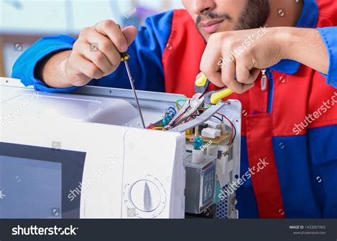 2,710 Repair microwave Images, Stock Photos & Vectors | Shutterstock