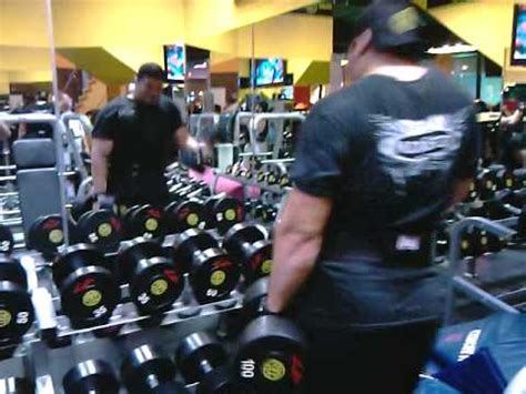 100 lbs dumbbell curl تمرين باي 100 - YouTube