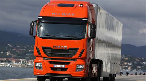 Iveco Launches the New Stralis Hi−Way