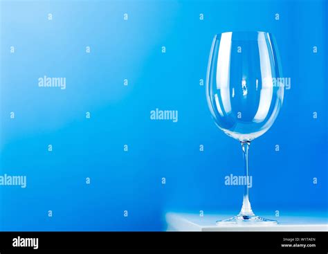 Empty bar bartender hi-res stock photography and images - Alamy