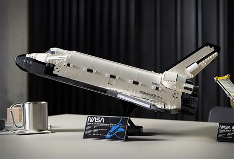 LEGO Introduces the 1:70 Scale Model of the Space Shuttle Discovery and ...