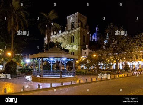 Parque Calderón y la Catedral de la Inmaculada concepcion de noche - Cuenca, Ecuador Fotografía ...