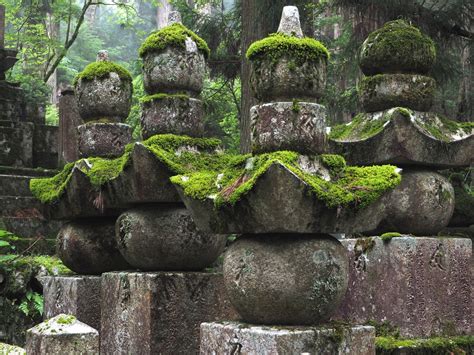 A stroll through Okunoin cemetery – rarelyaday