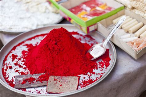 How to Make Natural Red Fabric Dye From Plants