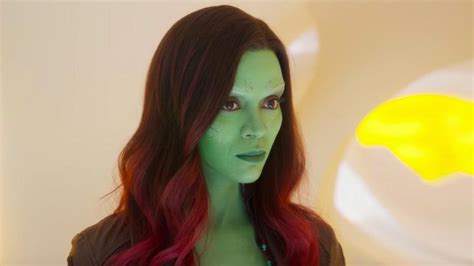 Zoe Saldana’s Video of 'Avengers' Gamora Applying Lipstick Is Now a ...