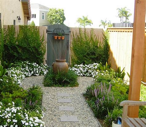 A Charming Gravel Garden - Debora Carl landscape Design