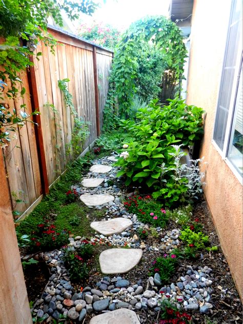 Narrow side yard, stepping stones and decorative drainage Small Front ...