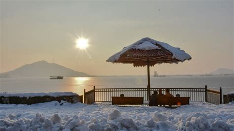 Stunning photos: With Sringar at -8°C, the Dal Lake goes under a sheet of ice | Condé Nast ...