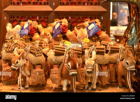 Souvenirs at Dubai International Airport, Dubai / UAE Stock Photo - Alamy